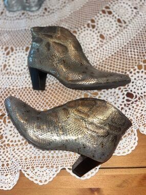 Luftpolster Designer Metallic Snake-Print Ankle Boots - Shimmering Gold & Silver